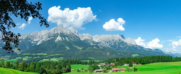 Panorama vom Wilden Kaiser in Tirol bei Sonnenschein und blauem Himmel mit Blick von den Bergen...