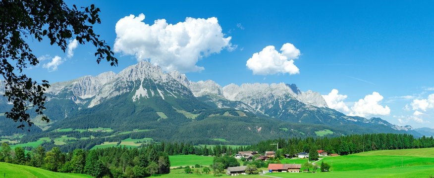 Panorama vom Wilden Kaiser in Tirol bei Sonnenschein und blauem Himmel mit Blick von den Bergen (Hartkaiser) in Ellmau
