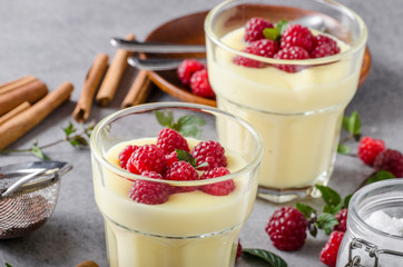 Vannila berries pudding