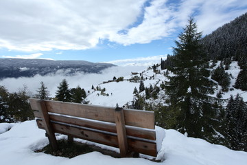 Schneepanorama mit Bank