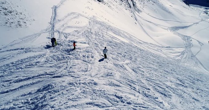 Magnifique vue a&eacute;rienne de skieurs pr&ecirc;t pour skier sur une piste enneig&eacute;e - neige descendre montagne France vacances tourisme voyage sport pr&ecirc;t soleil descente station