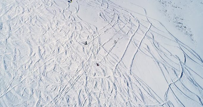 Vue a&eacute;rienne de skieurs sur une piste de ski vide en hiver - neige descendre montagne France vacances tourisme voyage sport slalom ligne