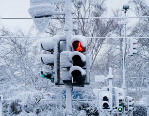 Snow covered traffic lights in D&uuml;sseldorf