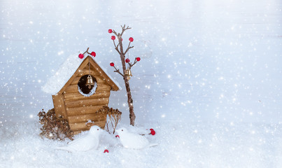 Naklejka premium Christmas winter background with birdhouse and birds pecking berries on snow