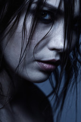 Fototapeta premium Close-up grunge portret młodej kobiety brunetka w depresji