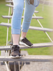 Füße klettern auf Hindernis im Hochseilgarten oder Kletterpark