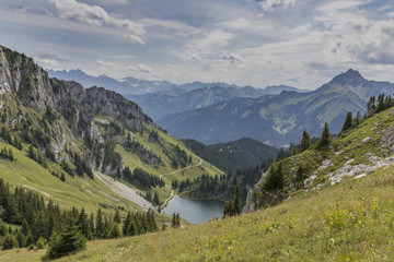Fototapeta premium Panorama sur les ALpes et lac d'ARvouin