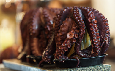 Pulpo a la Gallagega listo para ser cortado y servido 