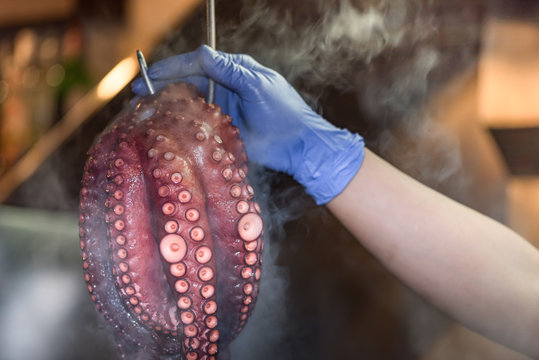 Pulpo a la Gallagega listo para ser cortado y servido 