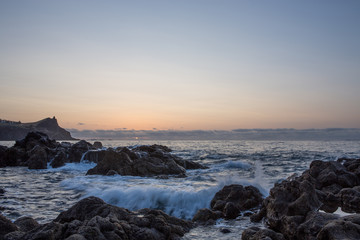 Ocean Waves breaking at rocks in stony beach - Wellen und Gischt im Sonnenuntergang
