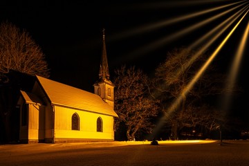 Kleinste Holzkirche in Elend im Harz bei Nacht  - 184285090