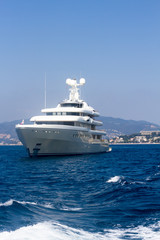 Fototapeta na wymiar Luxusyacht vor Cannes
