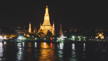 Naklejka premium Night View of WAT ARUN (TEMPLE OF DAWN) and Chao Phraya River, Bangkok, Thailand.
