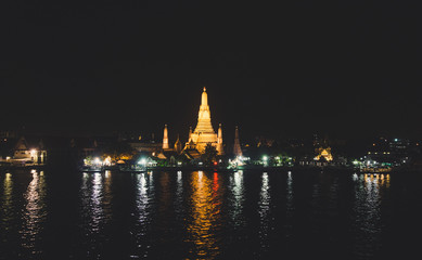 Obraz premium Night View of WAT ARUN (TEMPLE OF DAWN) and Chao Phraya River, Bangkok, Thailand.