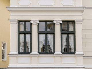 Antike Fassade mit Fenstern