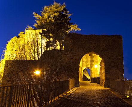 Burg Hengebach zur blauen Stunde ohne Schnee in der Weihnachtszeit