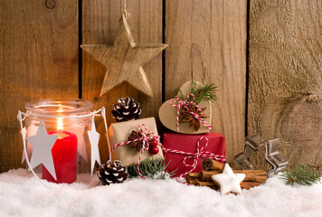 Weihnachtshintergrund - Päckchen, Sterne und Laterne vor Holzzaun