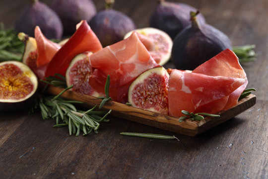 Prosciutto with figs .
