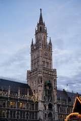 Fototapeta na wymiar Münchner Rathausturm zur Weihnachtszeit