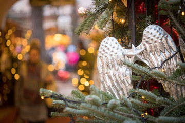 Weihnachtsschmuck am Weihnachtsmarkt. Tannenzweige, Christbaumkugeln und Lichtkreise.
