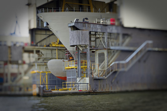 Trockendock oder Werft mit Schiff im Hamburger Hafen bei Ausbesserungsarbeiten in Hamburg in Deutschland Europa