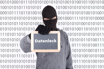 Hacker mit einer Tafel auf der Datenleck steht