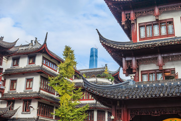 Aufnahme aus dem Yu Garden in Shanghai mit historischen Gebäuden sowie einem modernen...