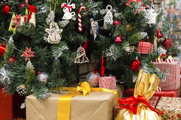 Fototapeta na wymiar gifts under the Christmas tree with toys