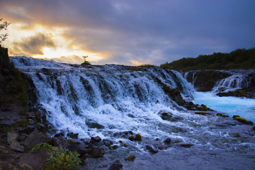 Cascade au crépuscule