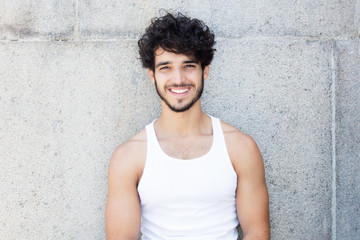Lachender Hipster Mann schaut zur Kamera