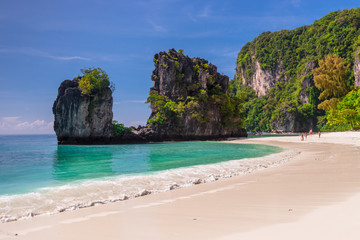 Fototapeta na wymiar Hong Island - tourists on the beach of a popular tourist destination in Thailand