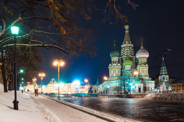 Obraz premium Night city view of the St. Vasiliya Blazhennogo on Red Square in the city center