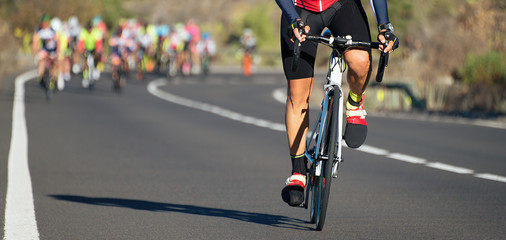 Radsportwettbewerb, Radsportler, die ein Rennen fahren, einen Hügel mit dem Fahrrad erklimmen, Radfahrer in einer Flucht