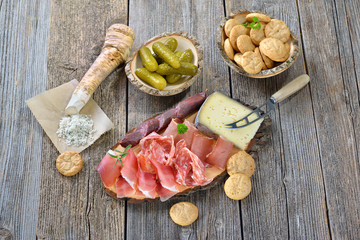 Südtiroler Marende: Speck, Bauernsalami, Kaminwurzen, Weinkäse, Schüttelbrot dazu frischer Meerrettich - South Tyrolean snack with bacon, salami, cheese, fresh horseradish and local crunchy rye bread