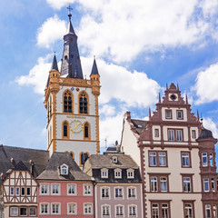 Fototapeta na wymiar Historische Gebäude und Kirche St. Gangolf in der Altstadt von Trier