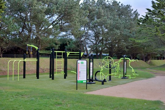 Aire de gymnastique dans un parc en Bretagne