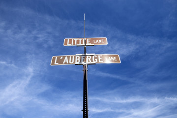 Obraz premium Looking up at a street sign in Sedona