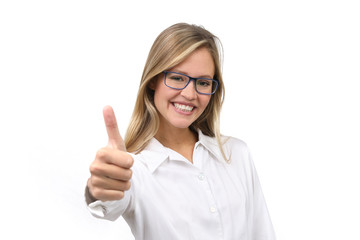 Hübsche blonde Frau mit Brille lacht und Daumen hoch