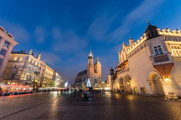Fototapeta na wymiar St Mary's church, Cloth Hall on Main Market Square in Krakow, illuminated in the night