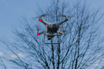 Drohne wird gesteuert und fliegt in die Luft
