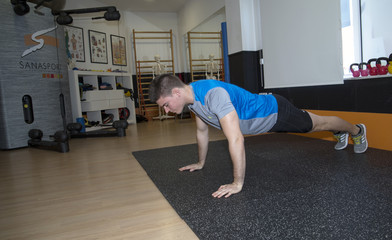 Ejercitando en el gimnasio 