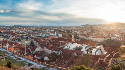 Obraz premium Graz bei Sonnenuntergang im Winter - Sicht von Schlossberg aus