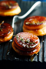 Onion tarte tatin.style rustic.
