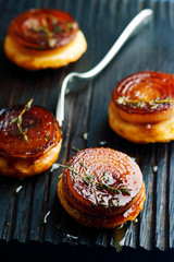 Onion tarte tatin.style rustic.