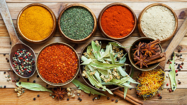 Ahşap &uuml;zerinde baharat  &ccedil;eşitleri