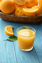 Obraz na płótnie Canvas Glass of fresh orange juice on table