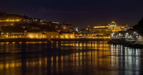 Fototapeta na wymiar Porto bei Nacht