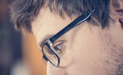 Brillenträger, Seitenaufnahme