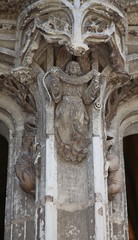 Portail de la chapelle Saint Hubert: ange.