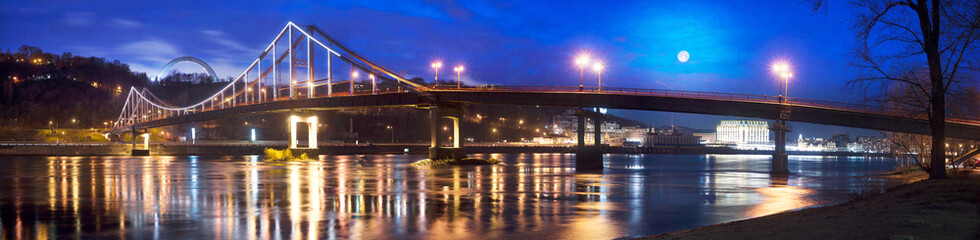 Fototapeta na wymiar Pedestrian bridge in the evening